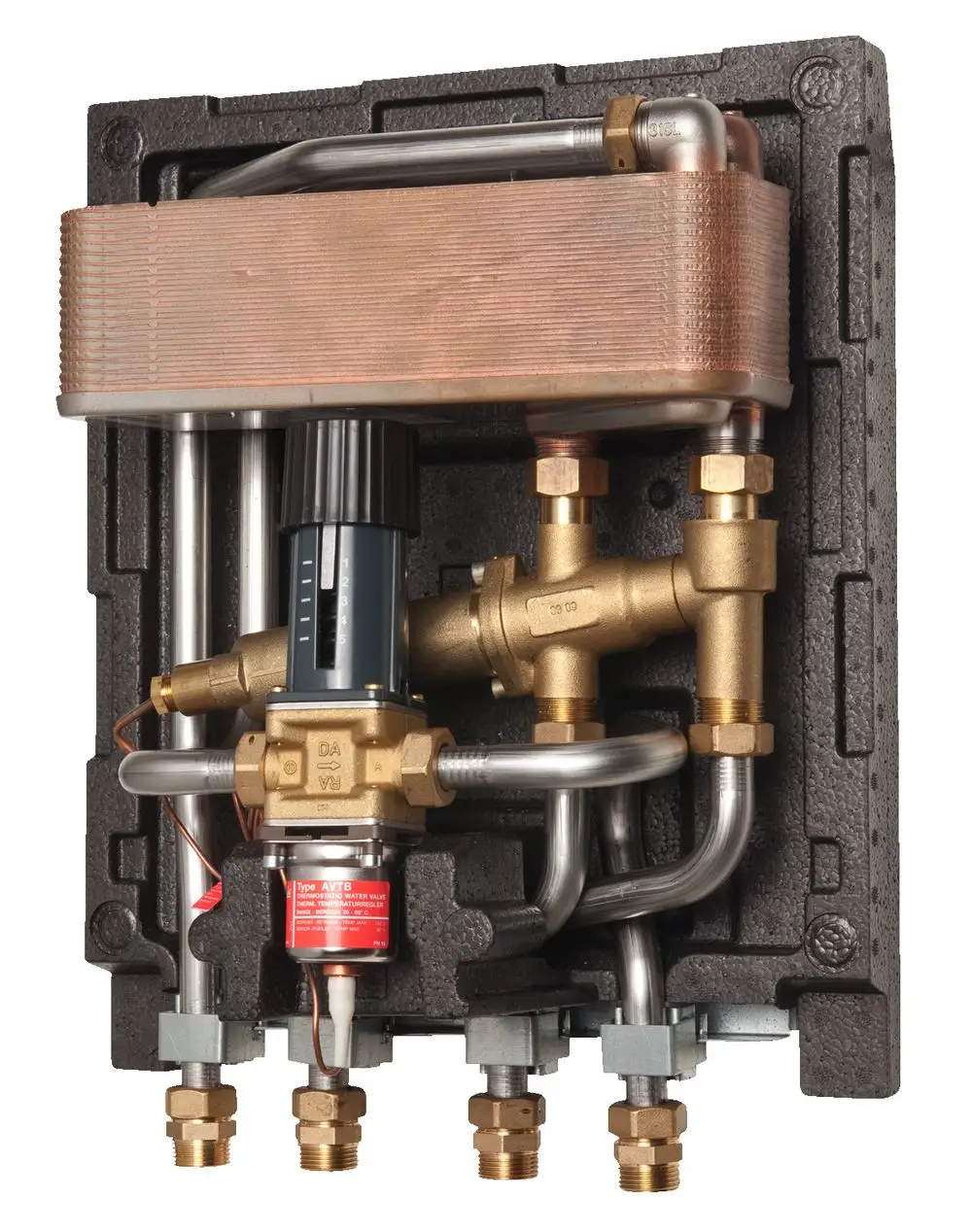 Danfoss Durchlauferhitzer mit Wärmedämmung und verschiedenen Anschlüssen. Sichtbare Rohre und Ventile zur Wasserführung, montiert auf einer stabilen Rückwand.